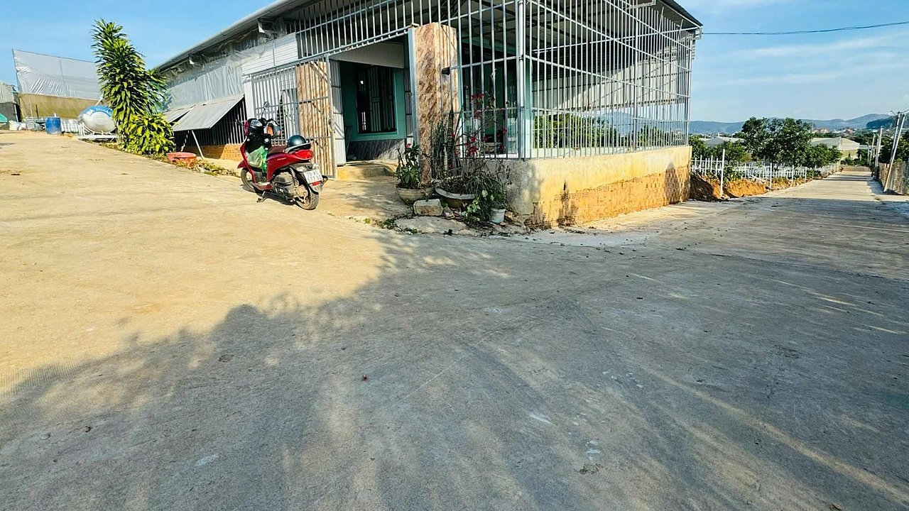 Nhà cấp 4 trên lô góc 2 mặt đường bê tông tại thị trấn Nam Ban, mái tôn, hiên lát đá, view thoáng