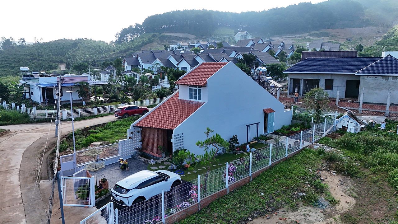 Mộc Home nhìn từ góc khác – khu vườn xanh, khu dân cư biệt thự hiện hữu xung quanh