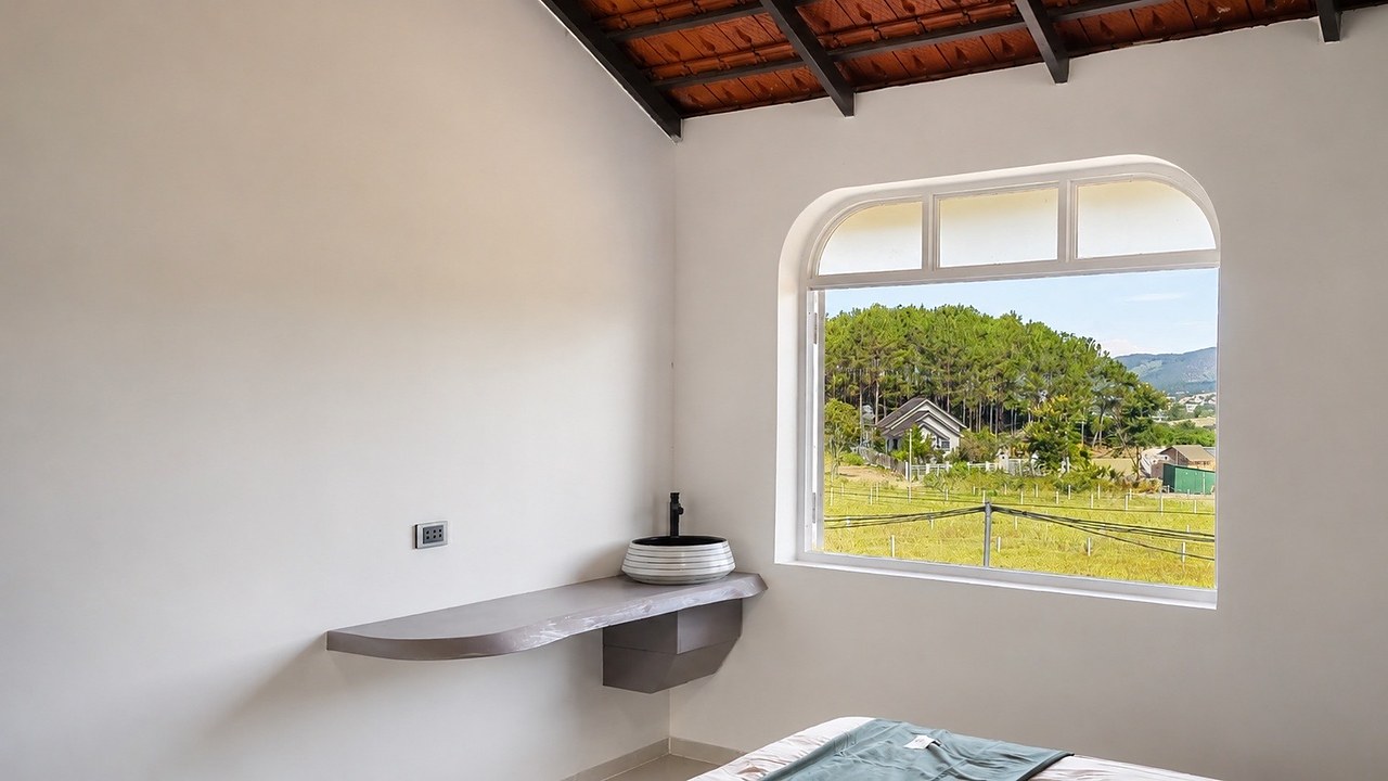 Phòng ngủ Mộc Home cửa sổ vòm nhìn ra đồi thông và núi, trần gỗ