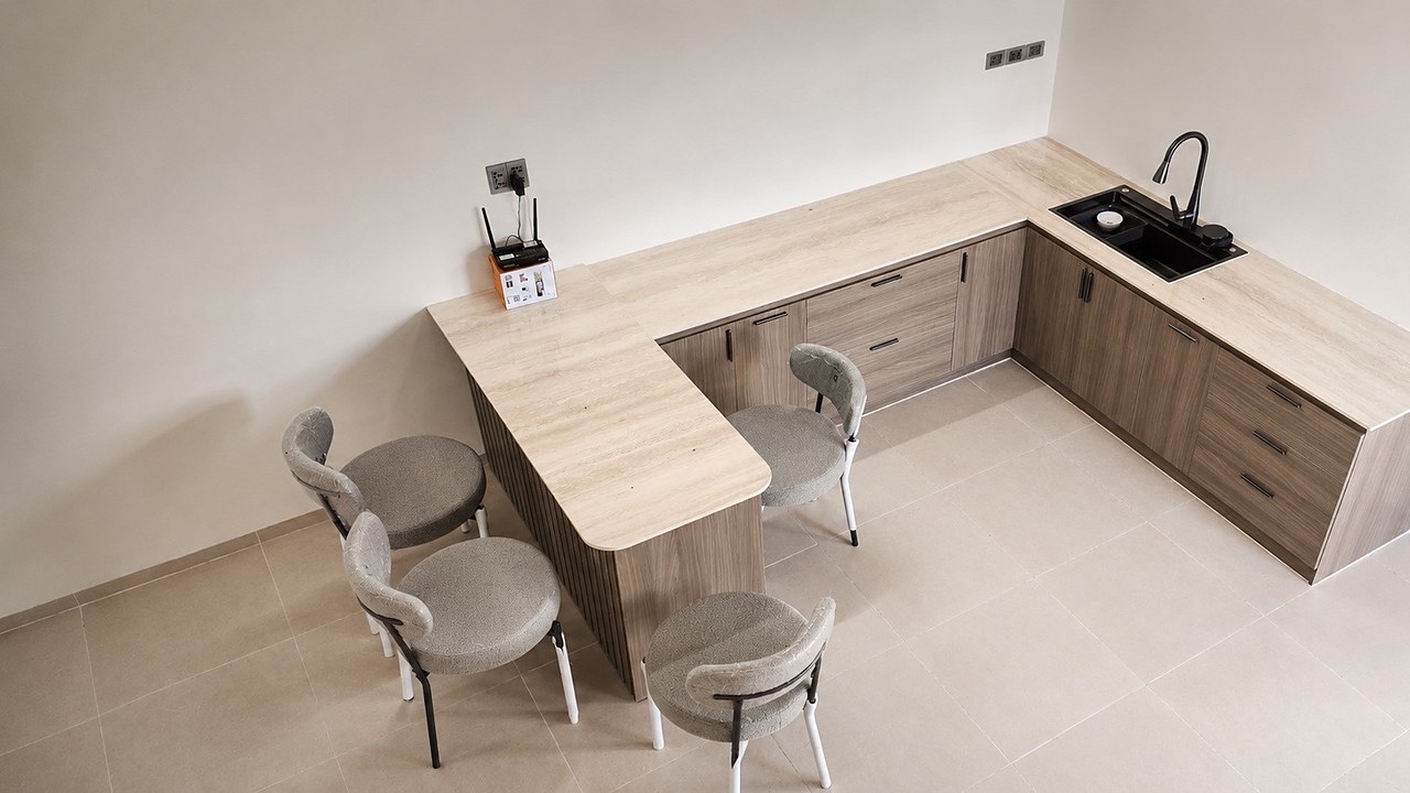 Bếp Mộc Home mặt đá vân, quầy bar liền bàn ăn, tủ bếp gỗ, bồn rửa đen