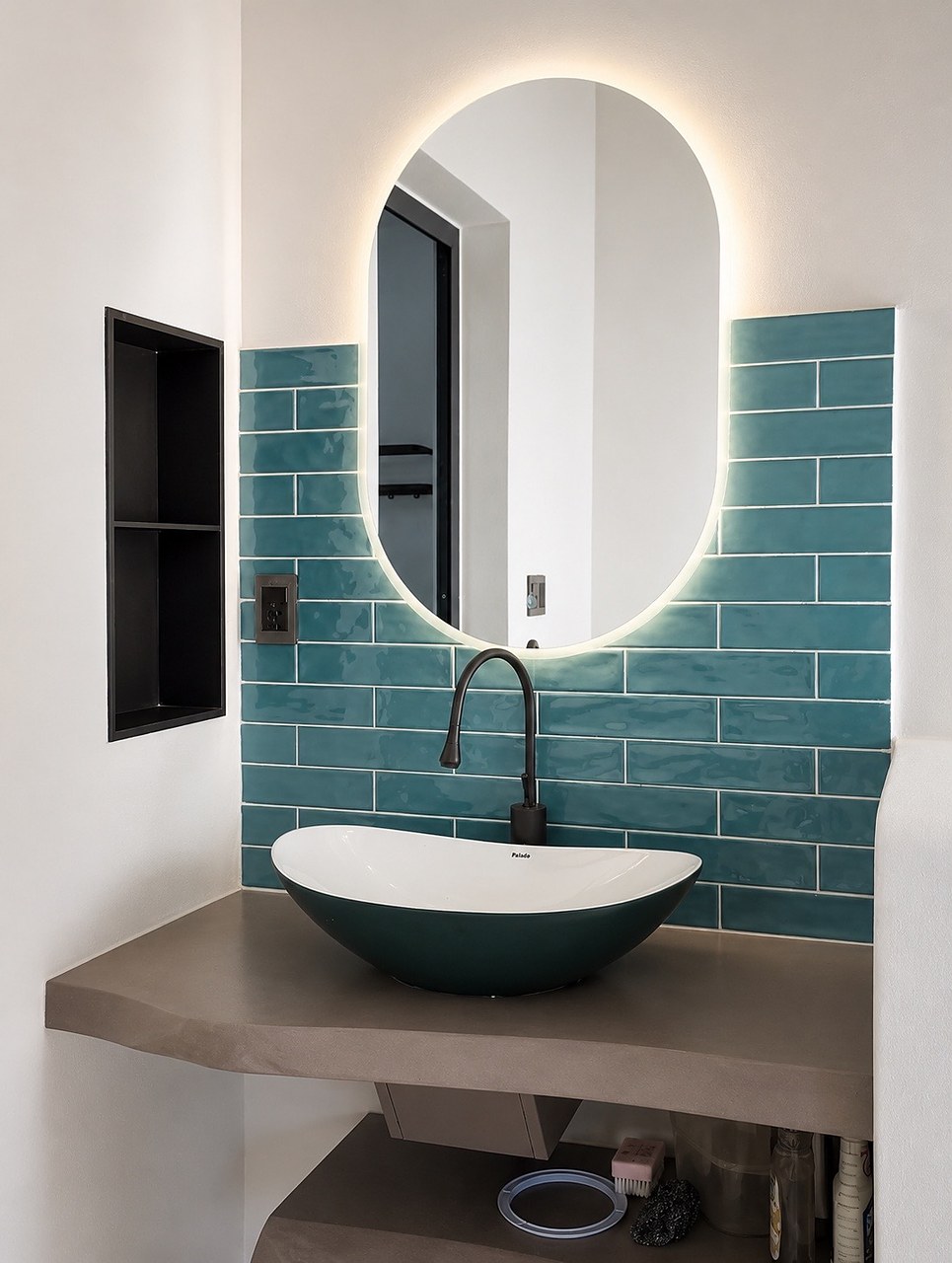 Nhà vệ sinh Mộc Home ốp gạch xanh, gương oval đèn hắt, lavabo đặt bàn