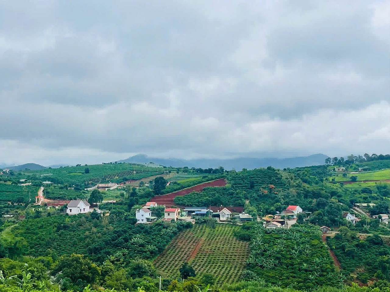 View từ lô đất 1.037m² Nam Ban nhìn ra thung lũng, xóm nhà và dãy núi phía xa