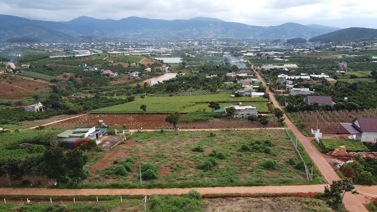 Toàn cảnh khu đất Nam Ban nhìn về thung lũng và dãy núi, cách Đà Lạt ~22km