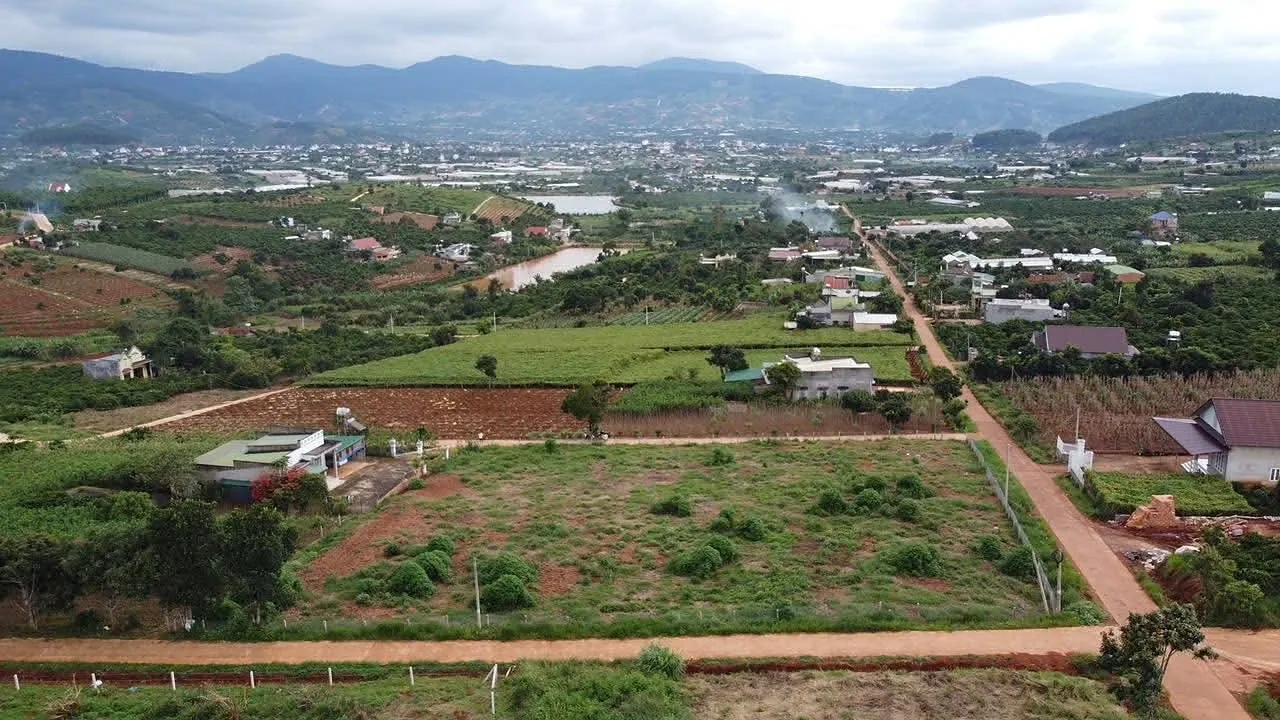 Toàn cảnh khu đất Nam Ban nhìn về thung lũng và dãy núi, cách Đà Lạt ~22km