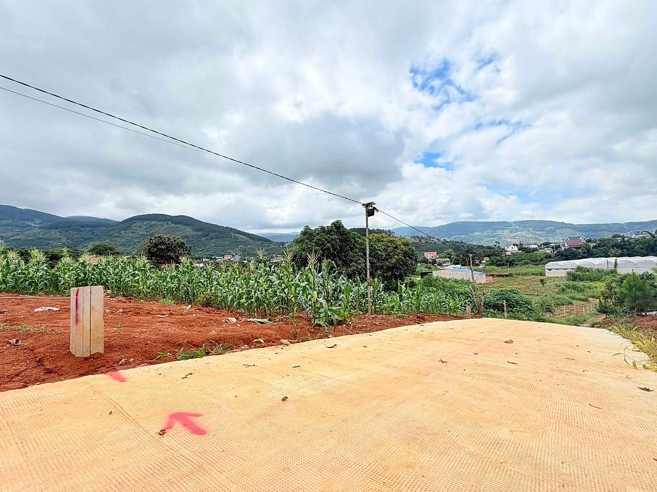 Lô 500m² trung tâm Nam Ban – đường bê tông vào đất, cọc mốc, view thung lũng, ruộng bắp và khu dân cư