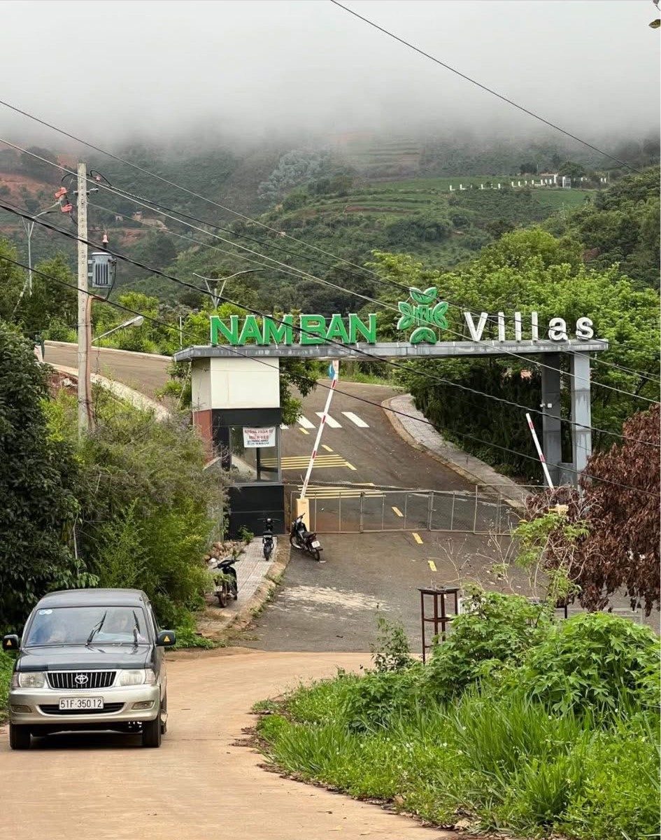 Cổng khu Nam Ban Villas – lô đất nằm đối diện, đường nhựa vào khu