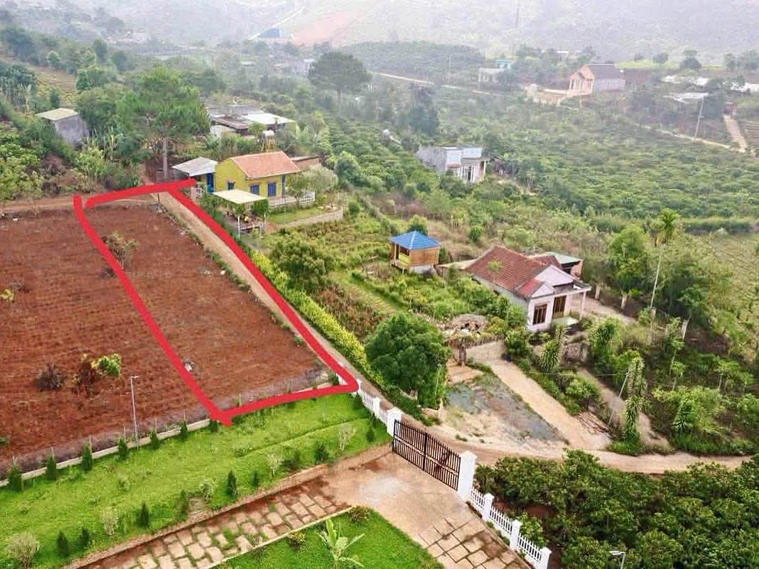 Lô đất 511m² Nam Ban nhìn từ trên cao, ranh lô khoanh đỏ, xóm dân cư và đồi xung quanh