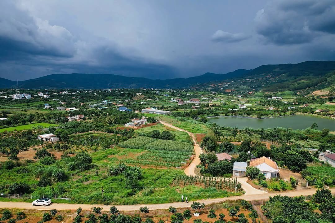 Lô góc 770m² Nam Ban nhìn từ flycam – thung lũng, hồ nước, núi và khu dân cư hiện hữu
