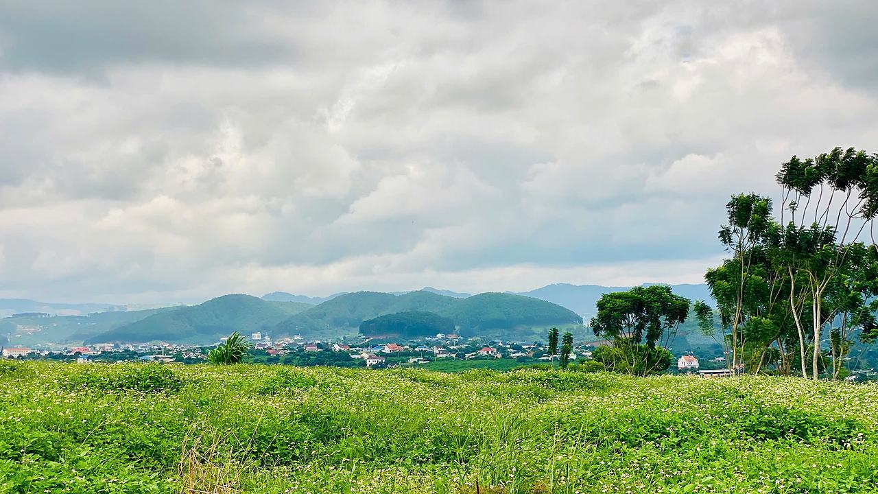 View cao thoáng từ Nam Ban Ecohill nhìn ra thị trấn Nam Ban và dãy đồi núi