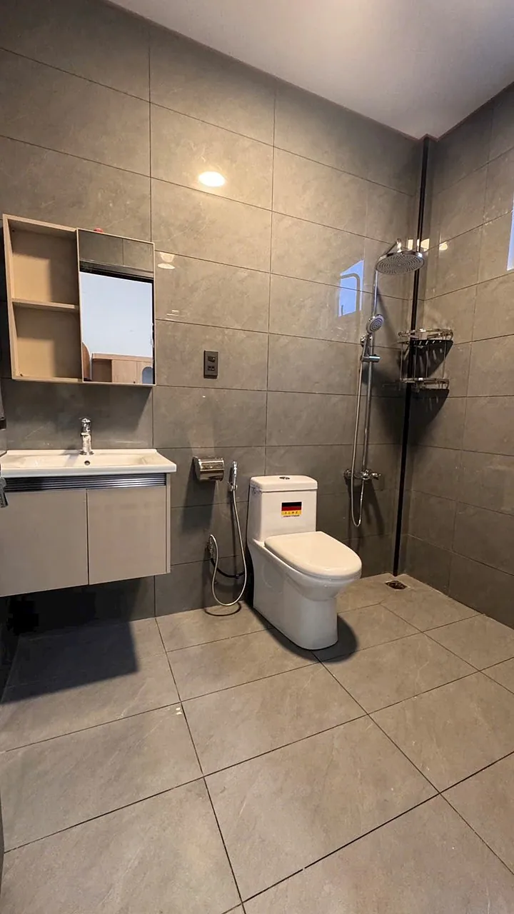 Phòng tắm lát đá, sen cây, thiết bị đầy đủ – nhà 2WC Nam Ban