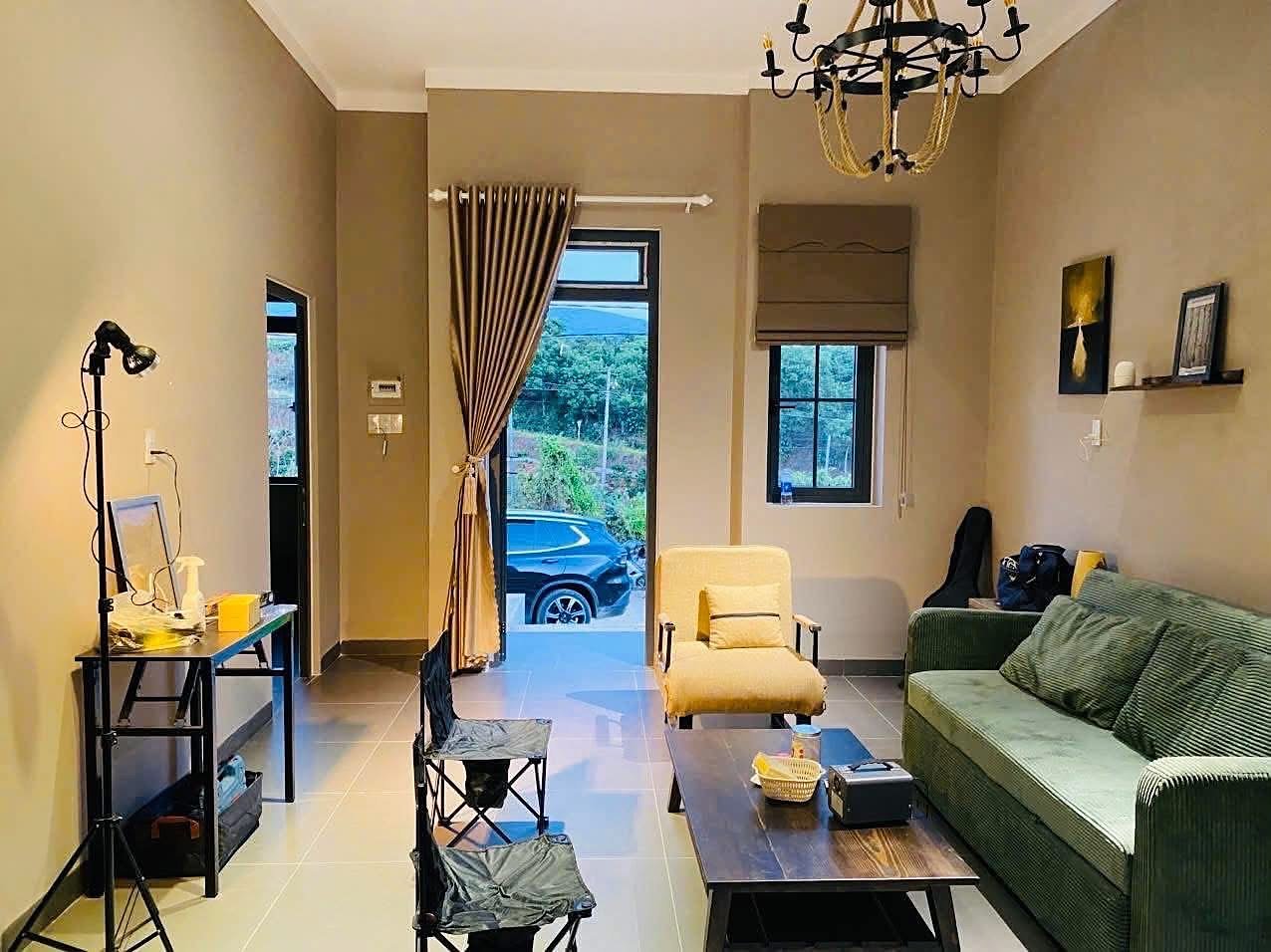 Phòng khách nhà cấp 4 mới xây Nam Ban, trần cao, cửa lớn ra sân đậu ô tô, view đồi