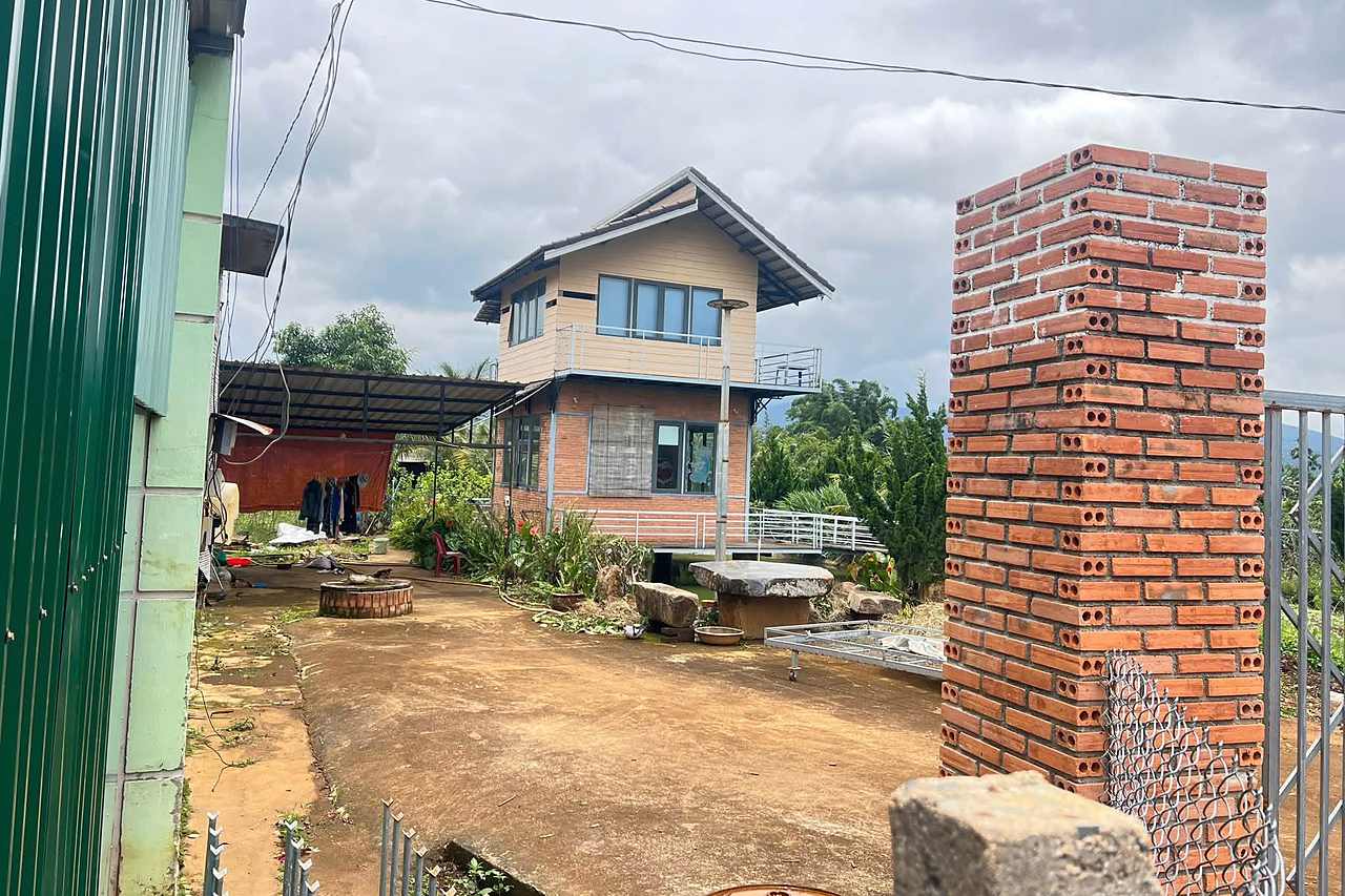 Nhà gỗ 2 tầng và nhà cấp 4 trên lô đất 2.734m² gần trung tâm Nam Ban – sân rộng, cây xanh, đồi núi phía sau