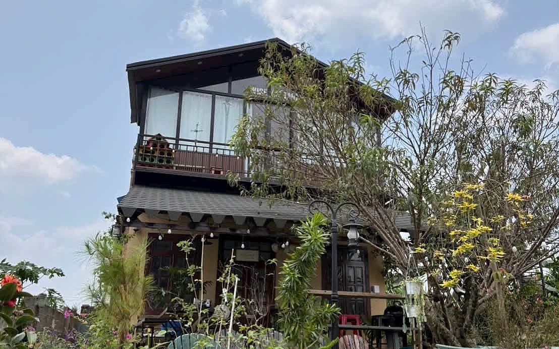 Nhà 2 tầng gỗ – kính ban công săn mây trên đất vườn 1.014m² tại TT Nam Ban ven Đà Lạt, sân vườn cây cảnh, view đồi núi