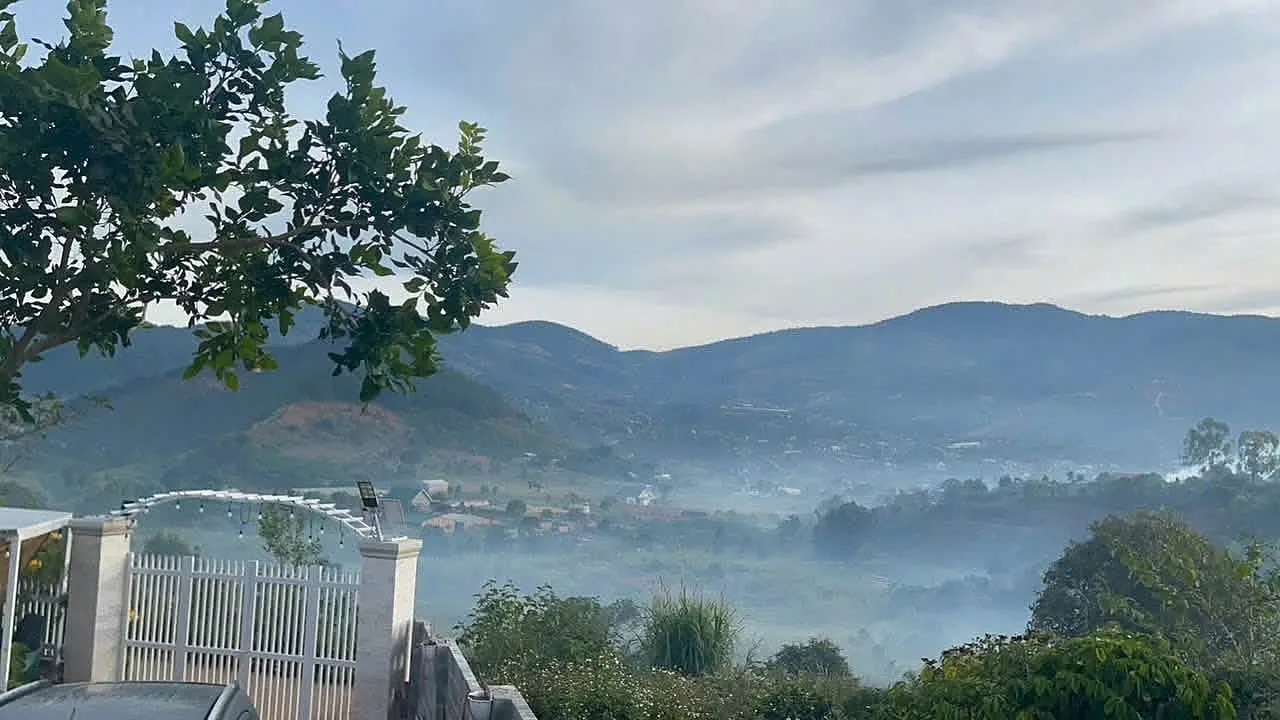 View săn mây từ khu đất – thung lũng, đồi núi và mây phủ nhìn từ ban công, không gian yên tĩnh ven Đà Lạt