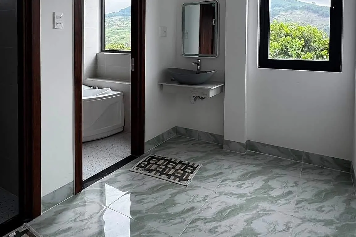 Hành lang tầng trên, cửa vòm nhìn ra đồi núi mây phủ Nam Ban