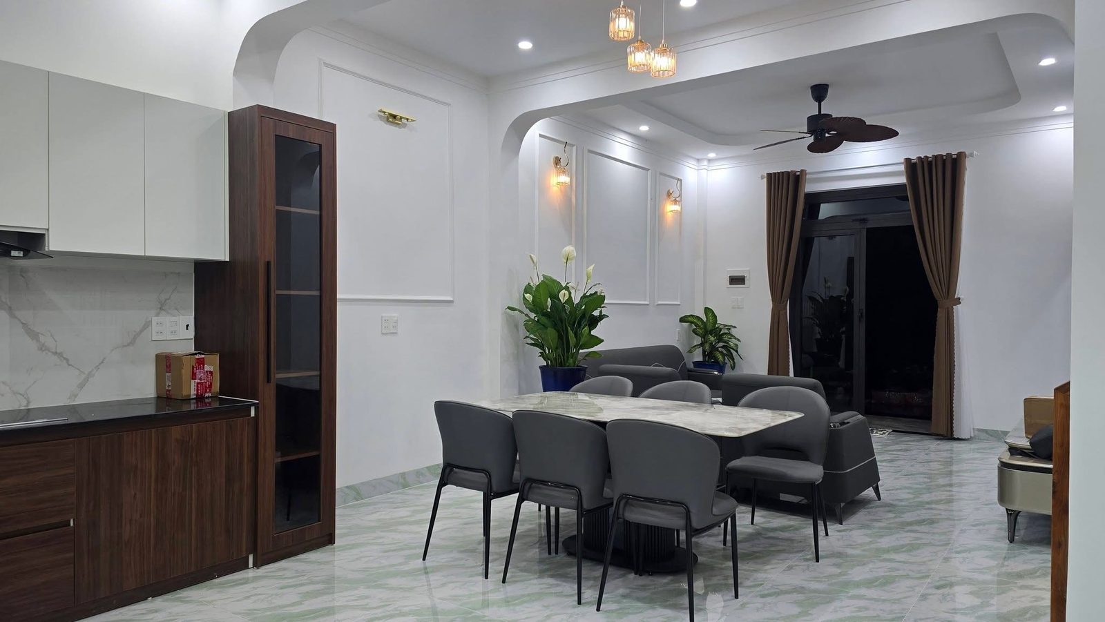 Phòng khách - bếp - bàn ăn liền mạch, đủ nội thất, bàn đá