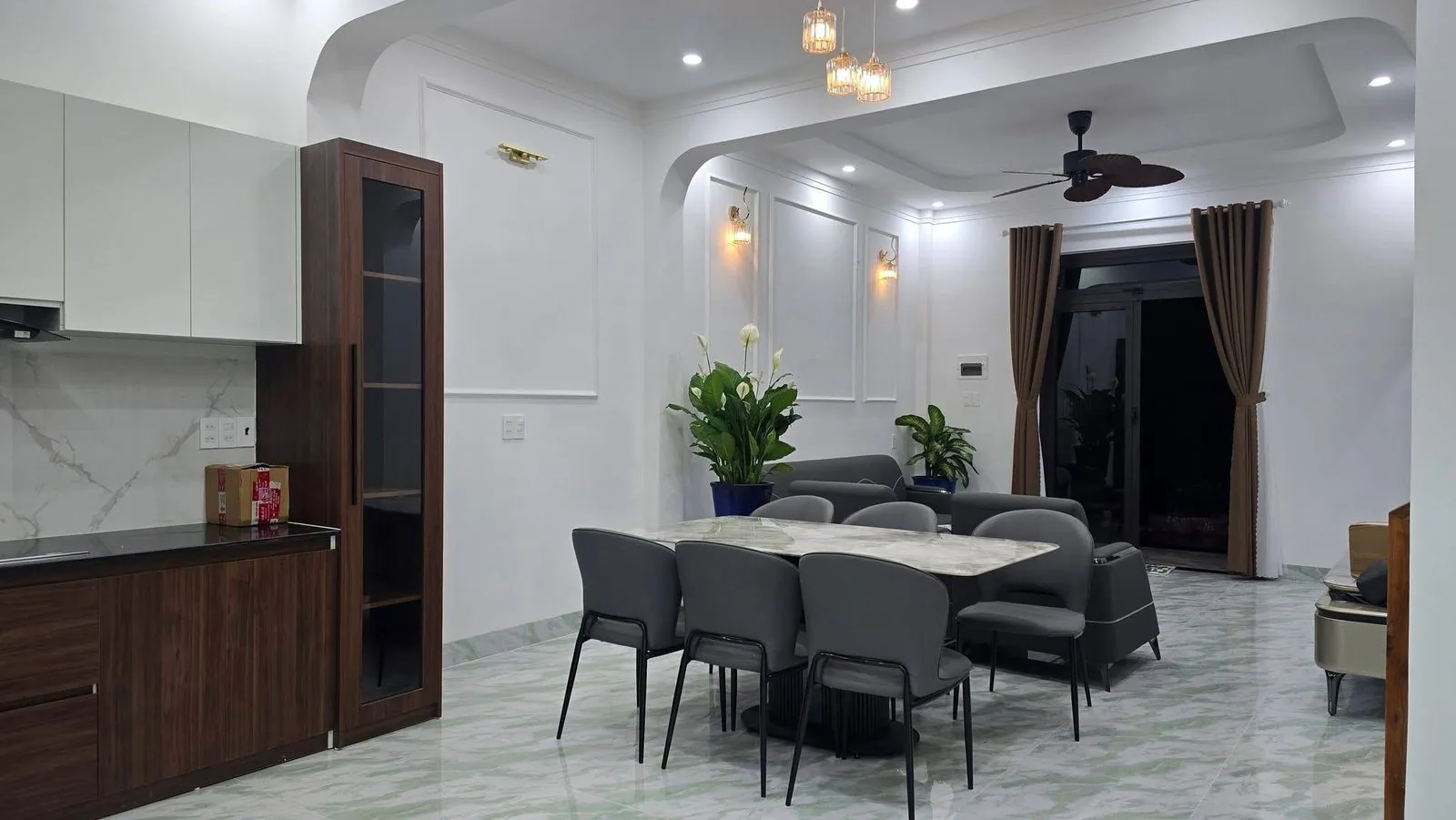 Phòng khách - bếp - bàn ăn liền mạch, đủ nội thất, bàn đá