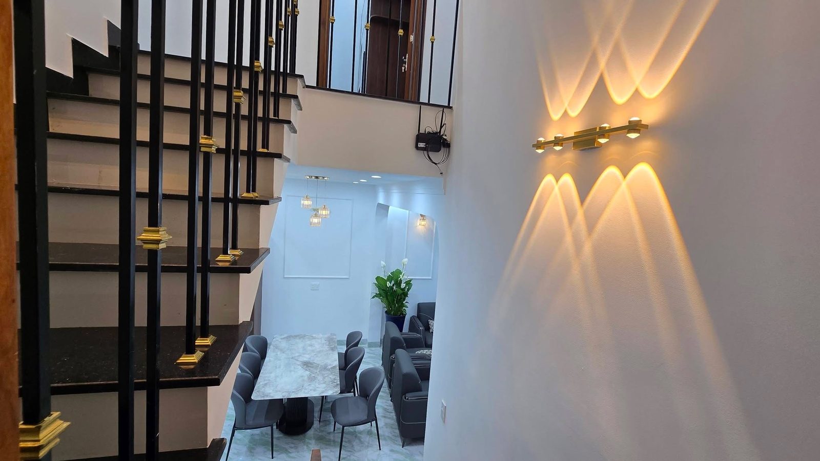 Cầu thang thông tầng lan can sắt, trần cao thoáng sáng