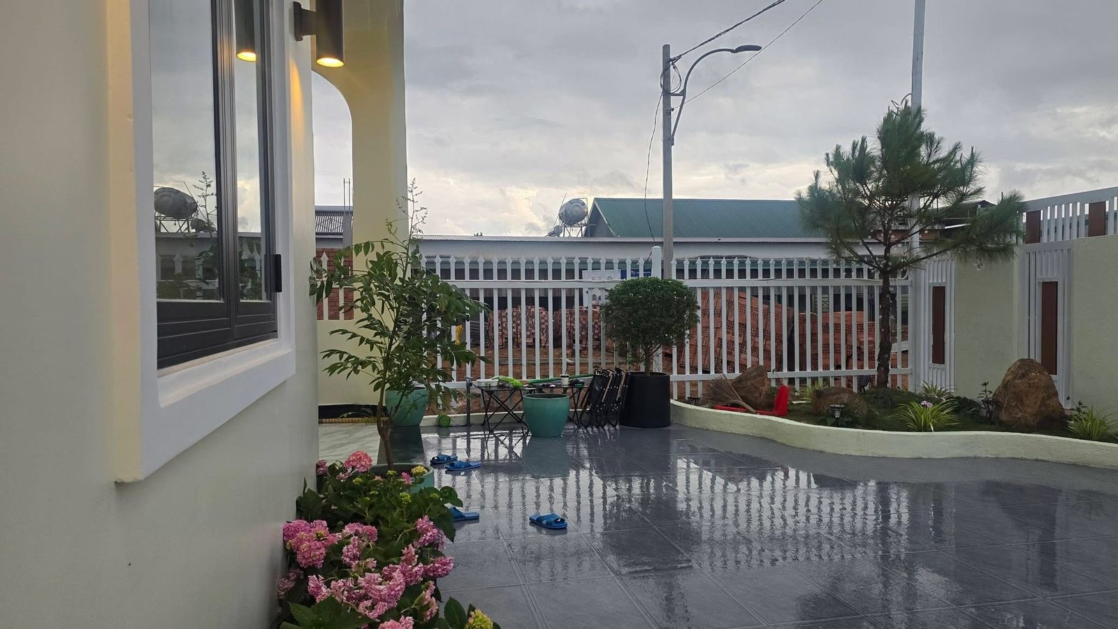 Sân vườn lát gạch, cây thông, view đồi núi Nam Ban