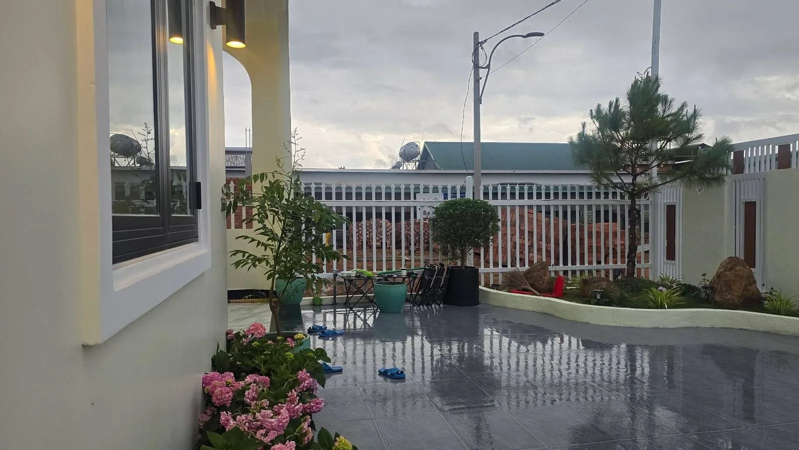 Sân vườn lát gạch, cây thông, view đồi núi Nam Ban