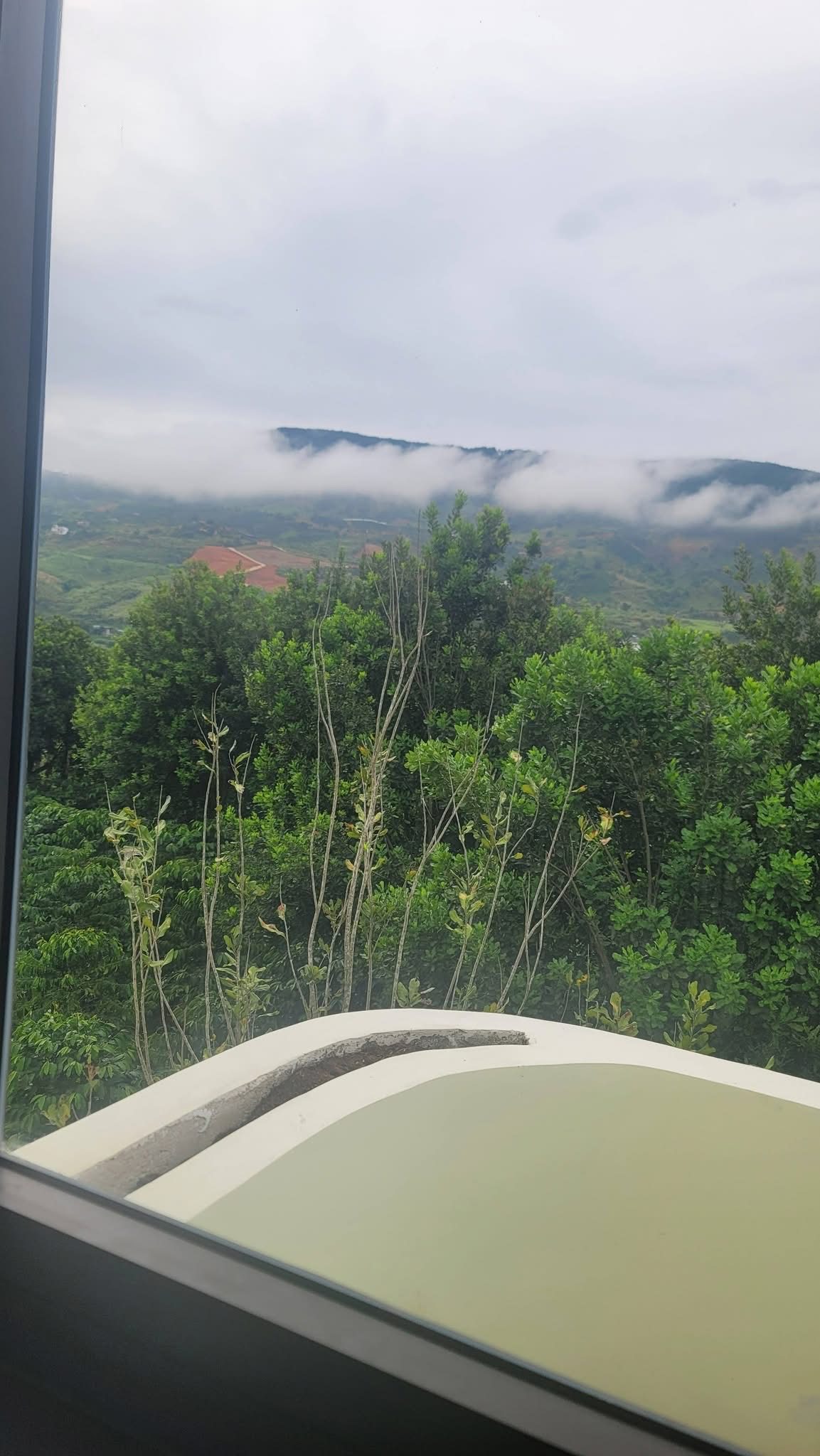 View từ nhà nhìn ra đồi núi mây phủ Nam Ban