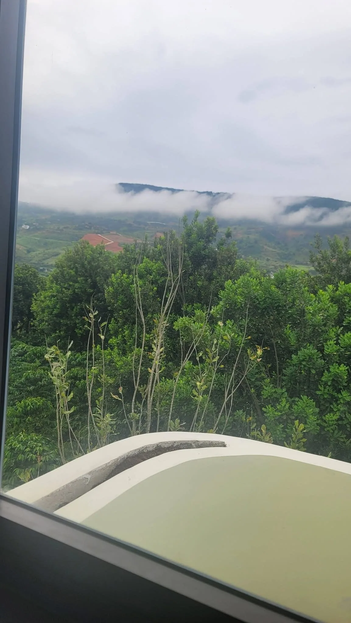 View từ nhà nhìn ra đồi núi mây phủ Nam Ban