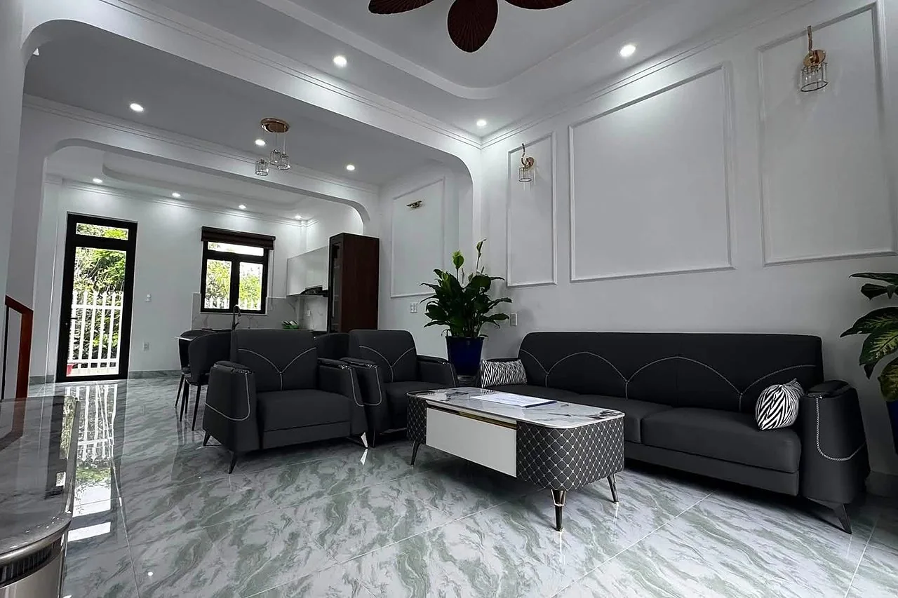 Phòng khách rộng, bộ sofa da, sàn đá marble, cửa vòm — bàn giao đủ nội thất