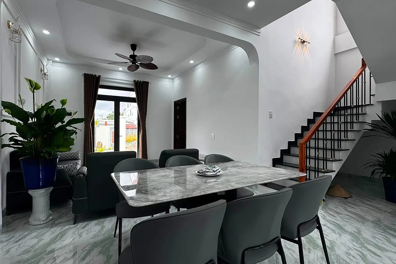 Bàn ăn mặt đá marble, cầu thang thông tầng, không gian sáng thoáng