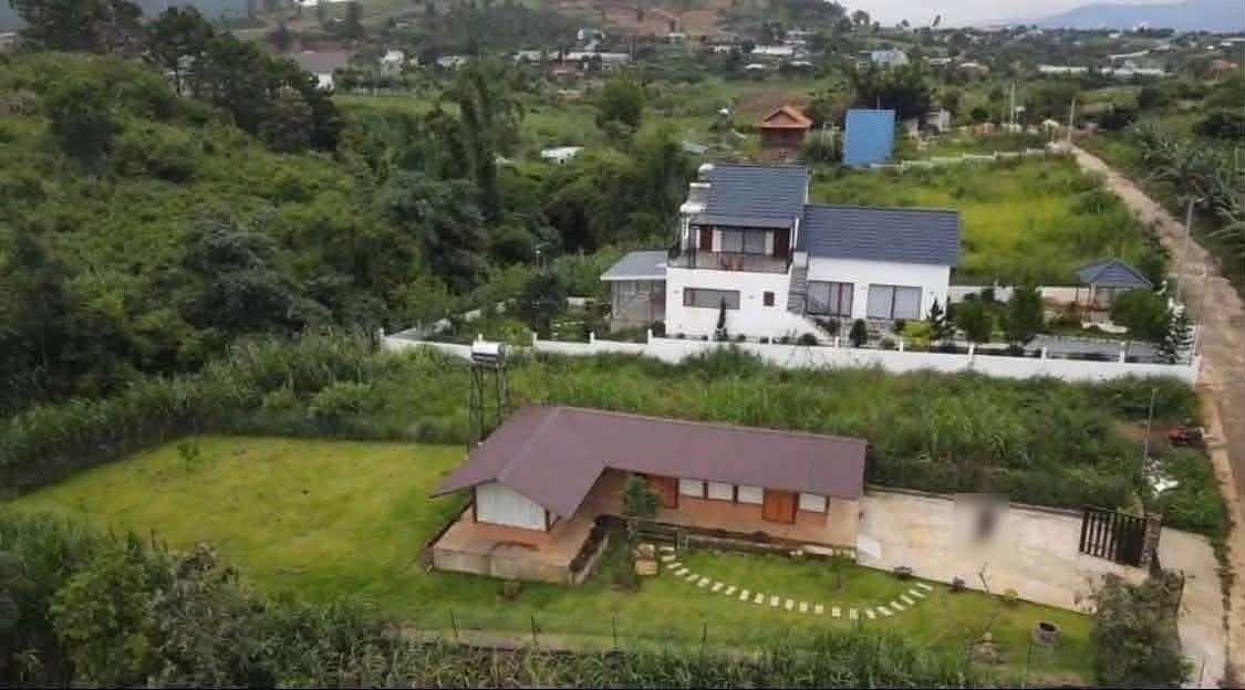 Flycam nhà gỗ giáp suối Nam Ban trong khu vila nghỉ dưỡng, sân vườn rộng, đồi núi