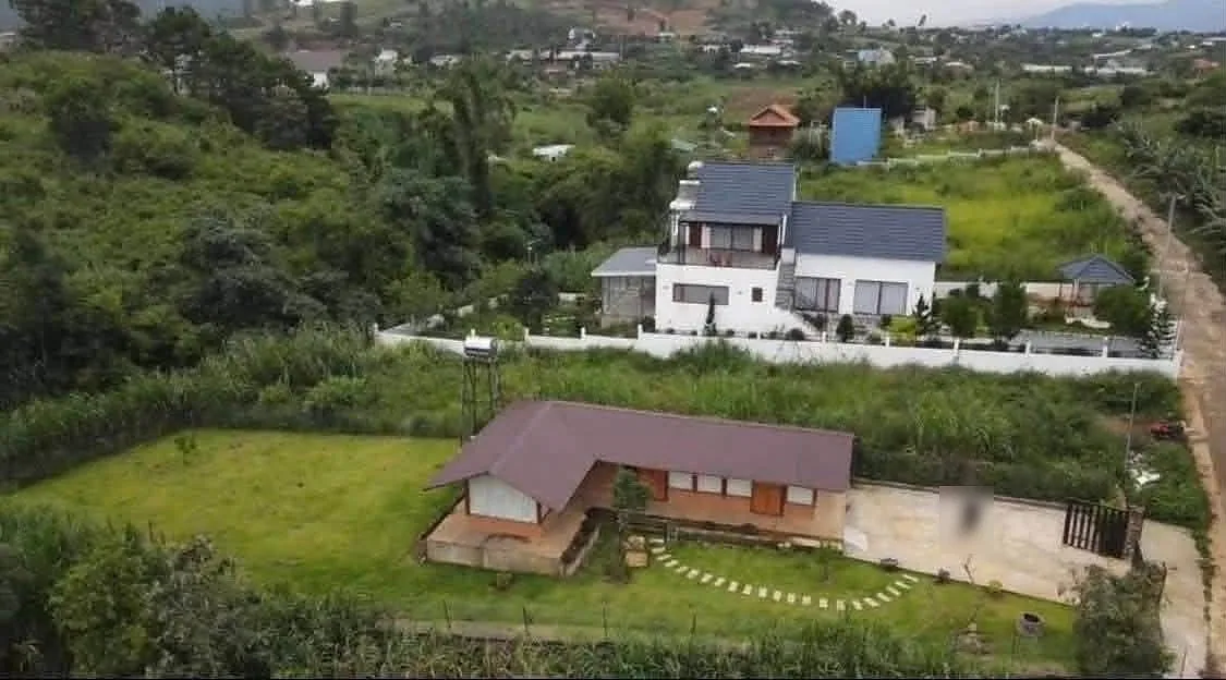 Flycam nhà gỗ giáp suối Nam Ban trong khu vila nghỉ dưỡng, sân vườn rộng, đồi núi