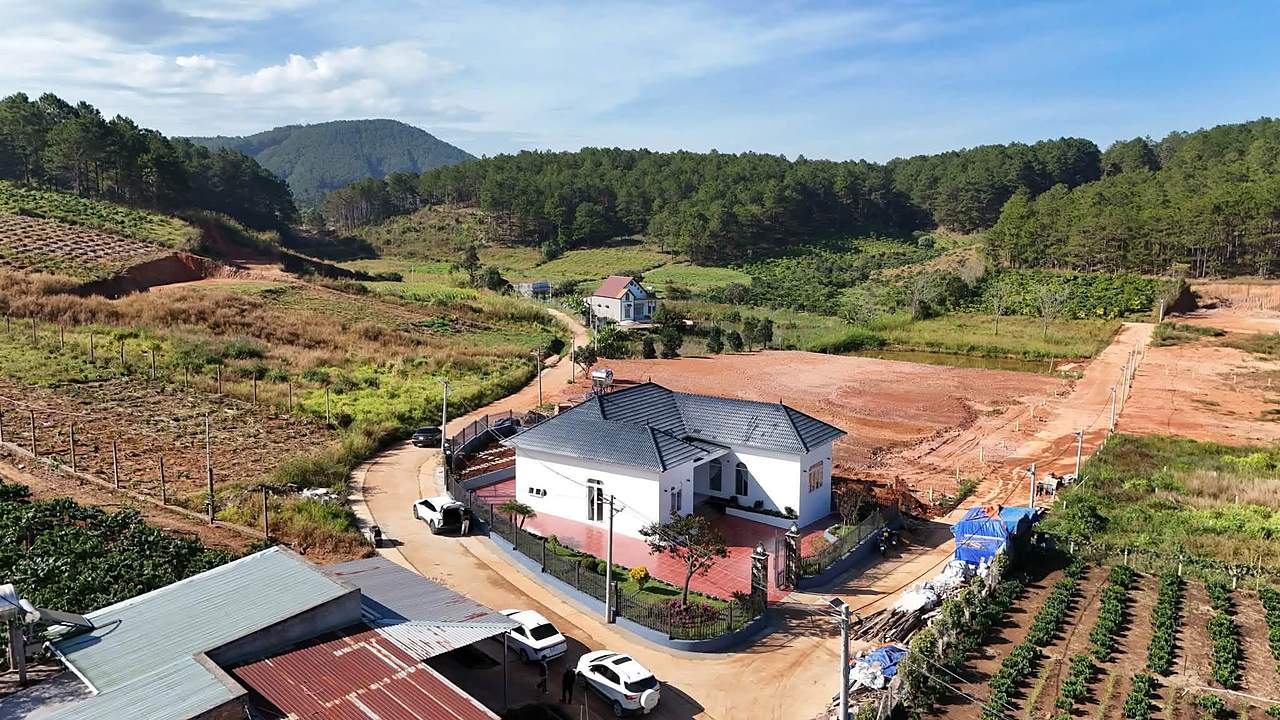 Biệt thự lô góc Nam Ban nhìn từ trên cao, nền đất rộng, view rừng thông và đồi núi