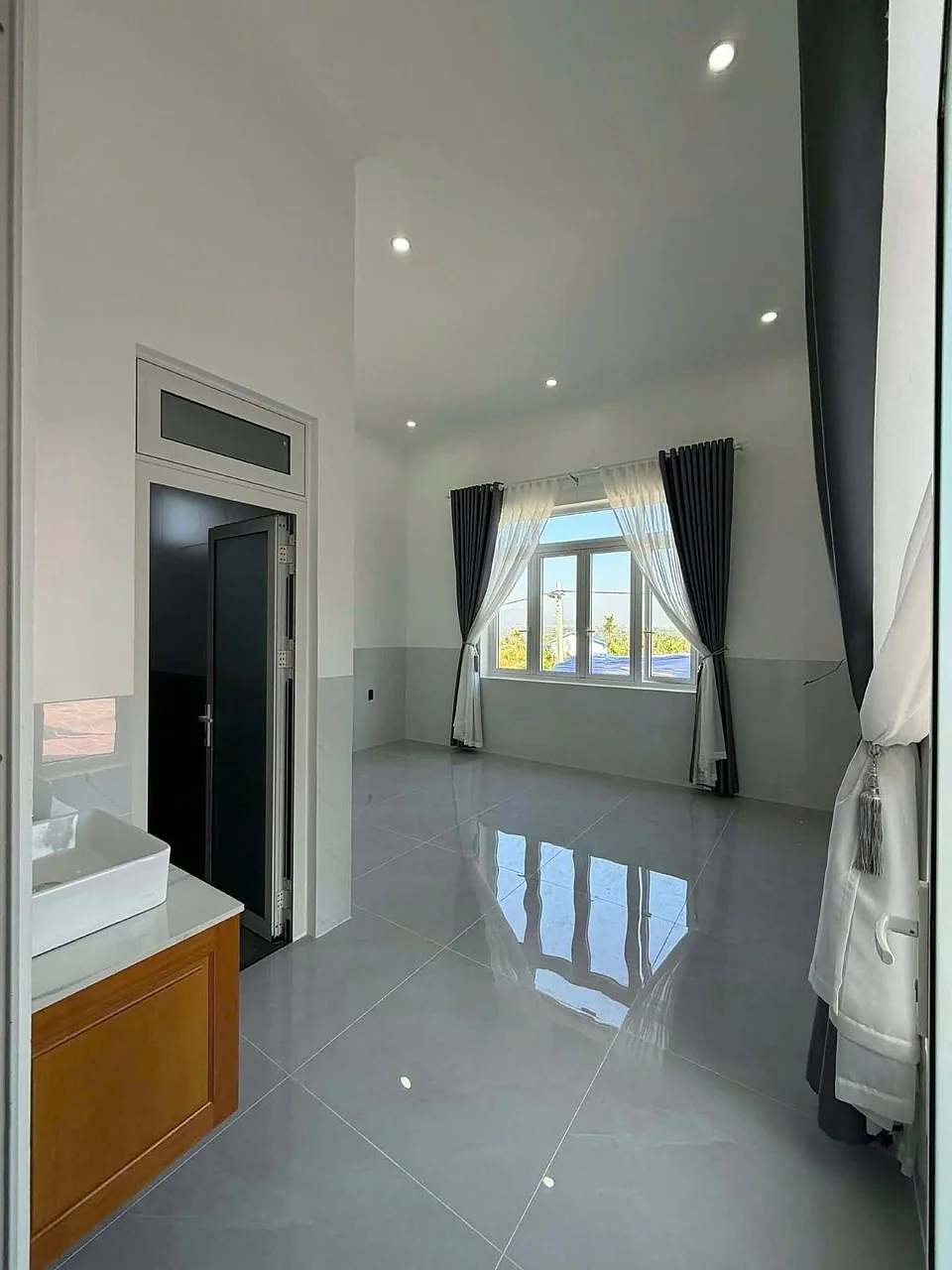 Phòng ngủ biệt thự Nam Ban trần cao, cửa sổ lớn view thoáng, có phòng vệ sinh riêng