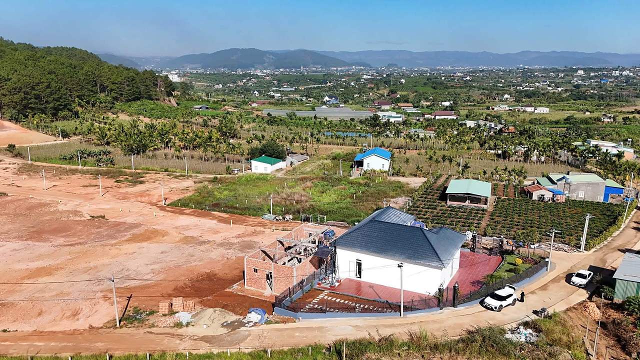 Biệt thự lô góc Nam Ban giữa khu dân cư và vườn cà phê, view thung lũng và thị trấn Đà Lạt phía xa