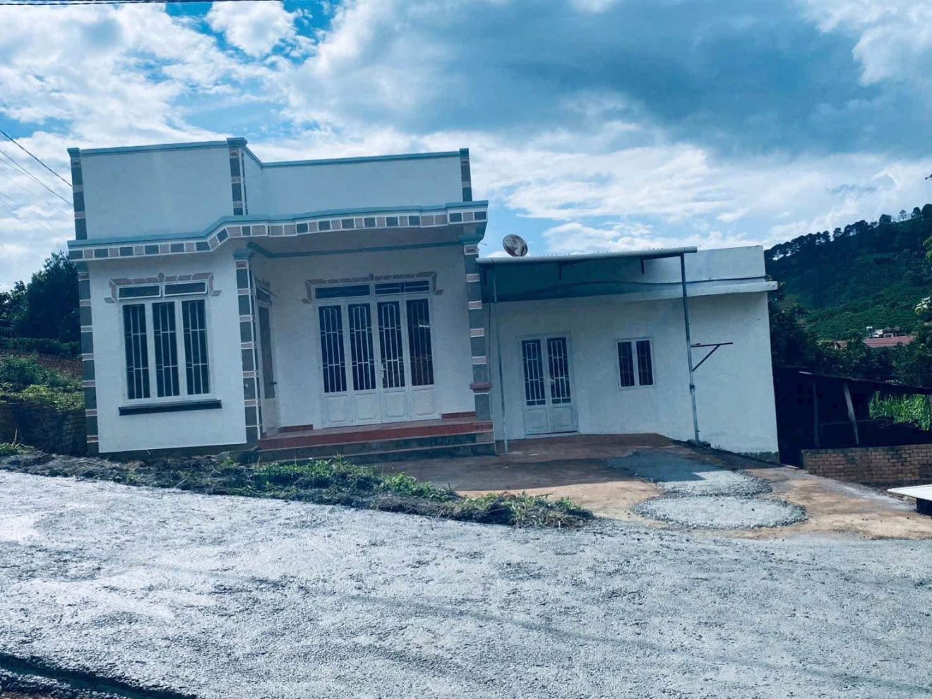 Nhà Mê Linh Nam Ban – đất 1.100m² 3 mặt tiền bê tông, nhà cấp 4 3PN, view rừng thông, 2,15 tỷ