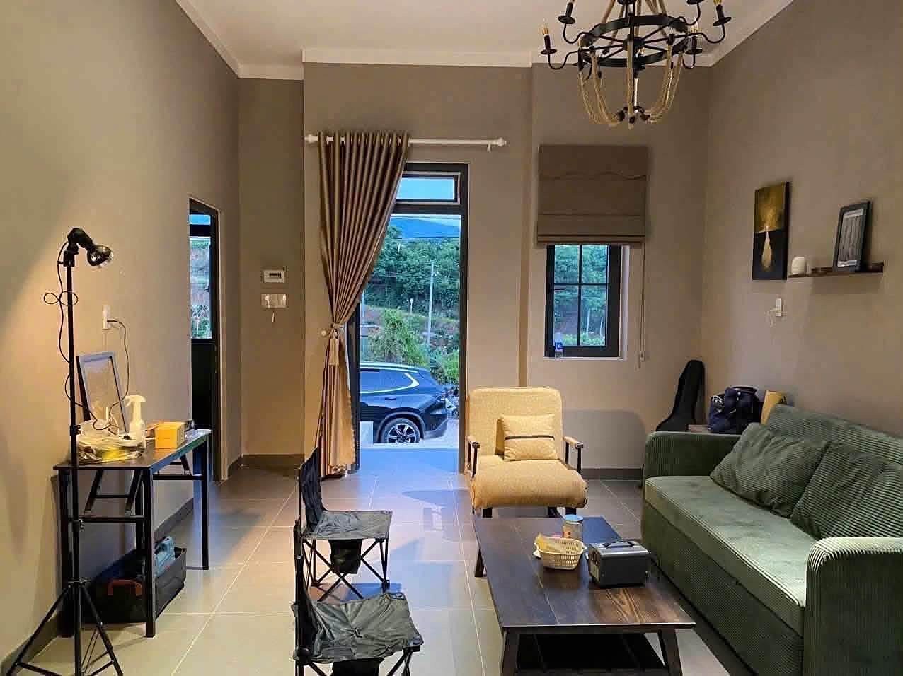 Phòng khách nhìn ra sân và view đồi, cửa mở