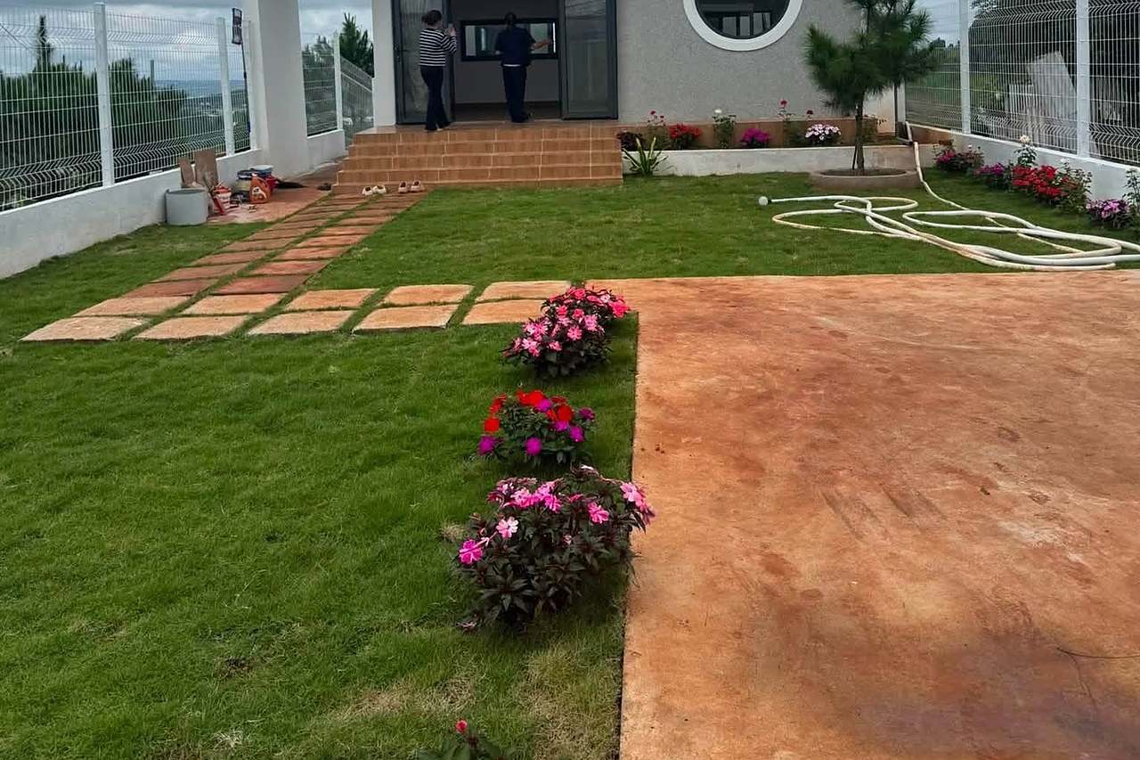 Nhà đẹp Nam Hà ven Đà Lạt – nhà mái thái, sân vườn cỏ xanh và hoa, thế đất cao view đồi
