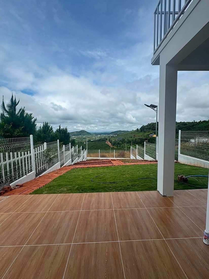 Sân sau lát gạch, cỏ xanh, hàng rào, view đồi núi và thung lũng ven Đà Lạt