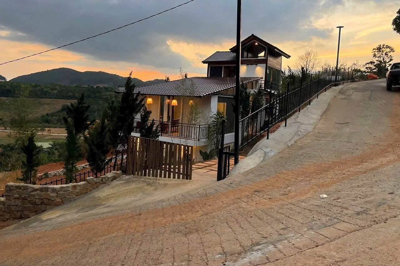 Nhà nghỉ dưỡng 1 trệt 1 lầu gác mái bên đường bê tông trên đồi, hoàng hôn, view đồi thông và thung lũng giáp Cam Ly ven Đà Lạt