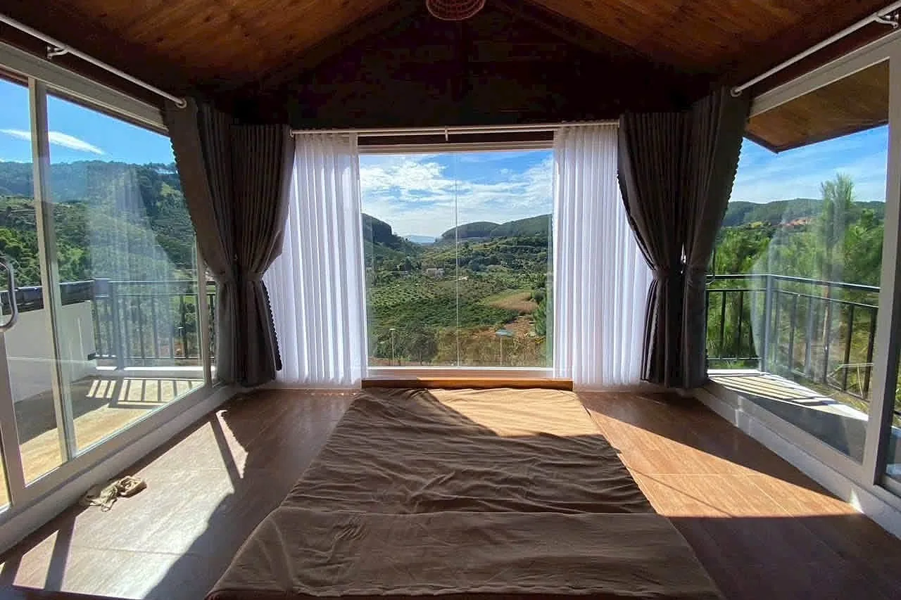 Phòng gác mái trần gỗ, cửa kính 3 mặt đón mây, view thung lũng và đồi thông