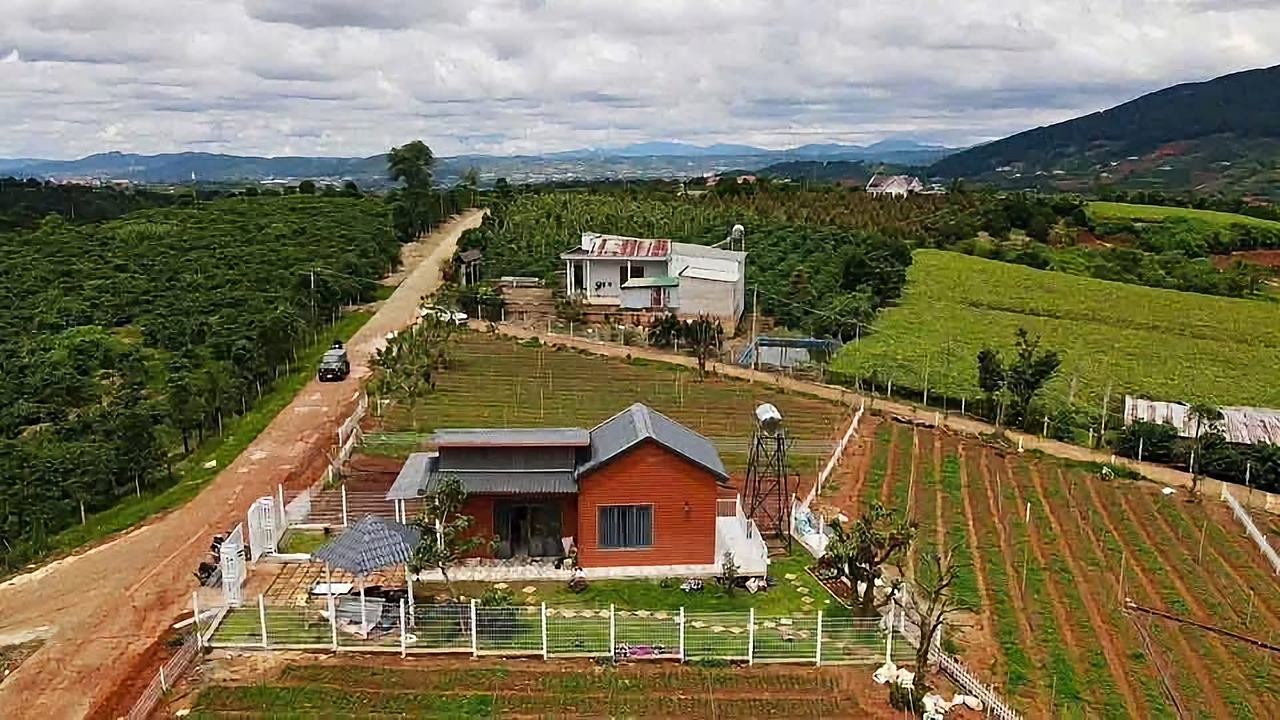 Flycam nhà nhỏ mái đỏ trên lô đất nở hậu ven Đà Lạt, vườn rau, ô tô vào tận nhà, view đồi núi