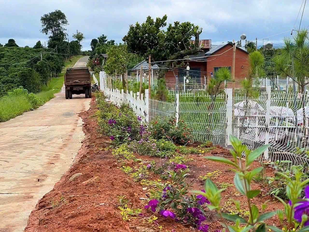 Đường vào nhà nhỏ ven Đà Lạt, hàng rào và luống hoa, ô tô vào tận nơi