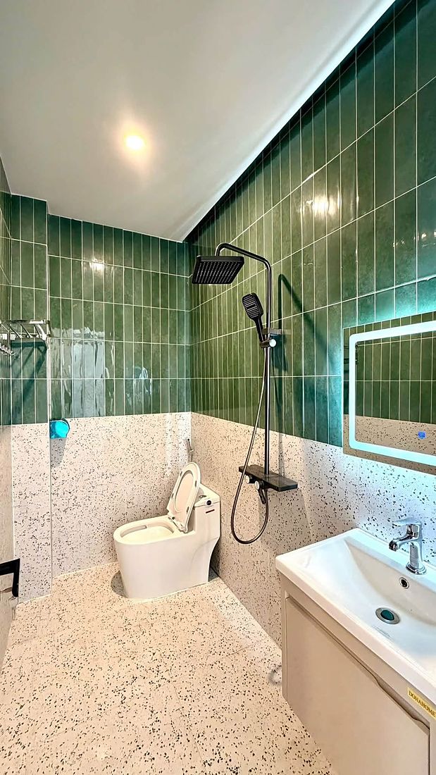 WC đầy đủ tiện nghi, gạch xanh, sen cây, gương đèn LED