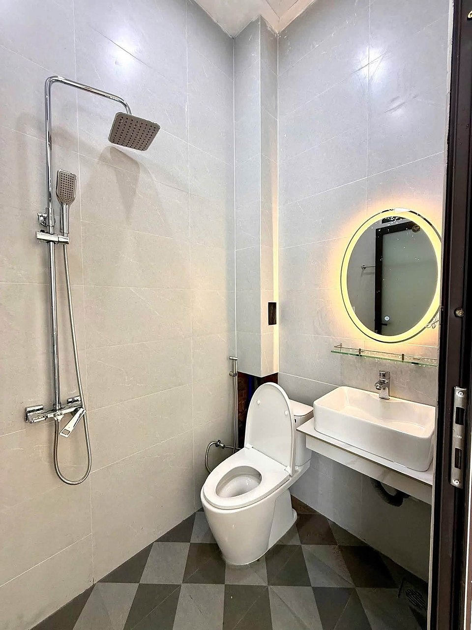 Nhà vệ sinh ốp đá, sen cây, gương LED, lavabo