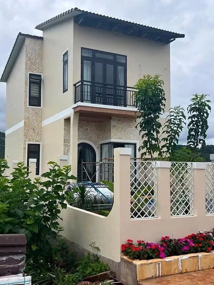 Toàn cảnh nhà vườn mới 2 tầng Nam Ban – sân vườn, hàng rào trắng, bồn hoa, view đồi thông