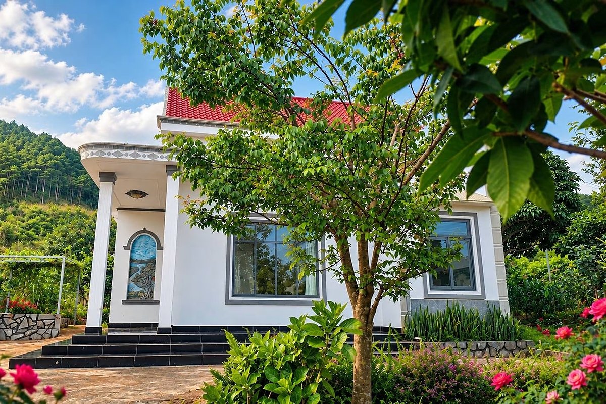Nhà vườn 987m² ở Nam Ban: nhà mái đỏ tường trắng, hiên cột, vườn hoa hồng và cây xanh, đồi thông phía sau