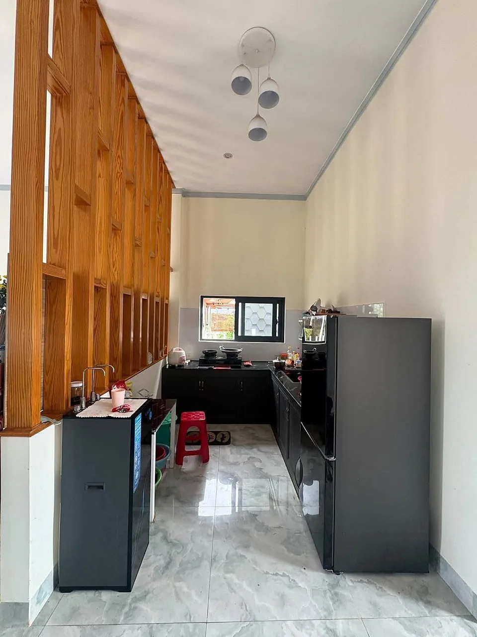 Bếp nhà vườn cho thuê Nam Hà — tủ bếp, tủ lạnh, vách gỗ ngăn phòng khách, sạch sẽ