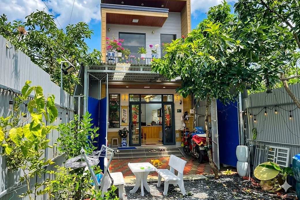 Nhà vườn nghỉ dưỡng ven Đà Lạt – nhà 2 tầng có gác, sân vườn cây xanh, bàn ghế sân trước