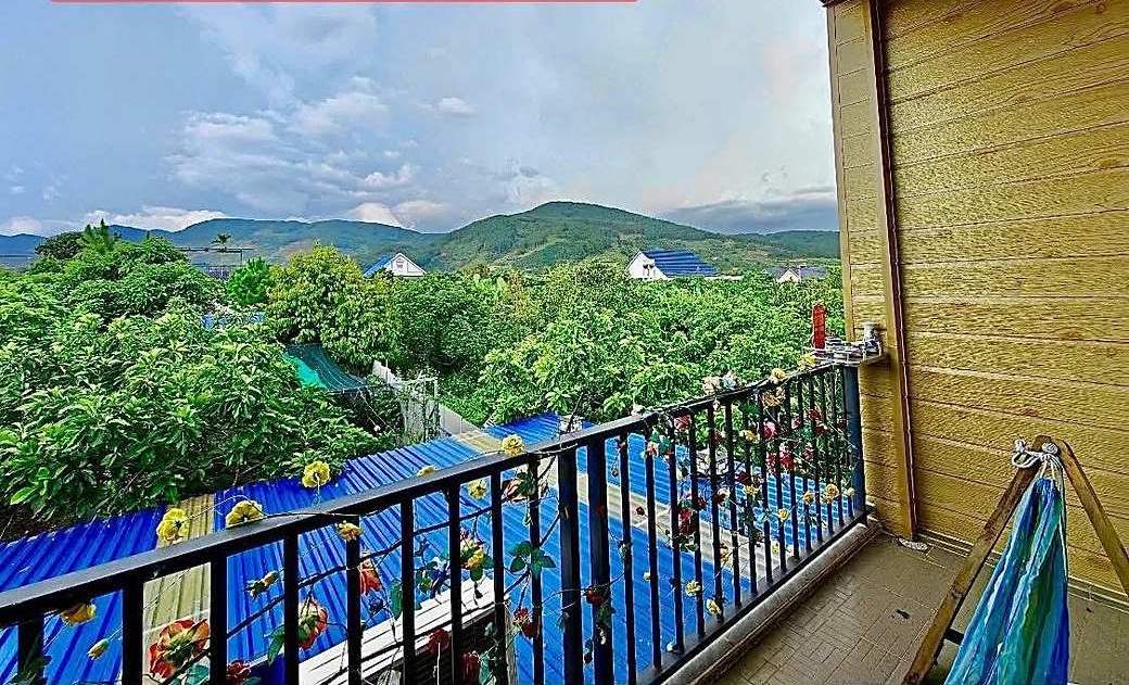 View đồi núi nhìn từ ban công tầng trên, khí hậu mát mẻ ven Đà Lạt