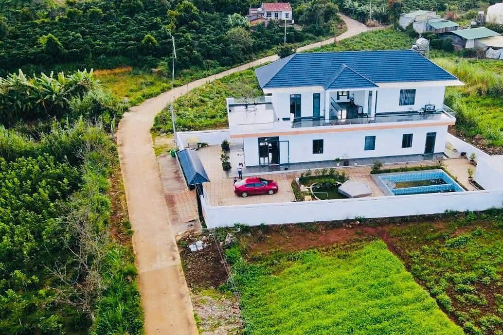 Flycam nhà vườn nghỉ dưỡng 700m² gần Đà Lạt – villa 2 tầng, hồ bơi, sân rộng, vườn xanh
