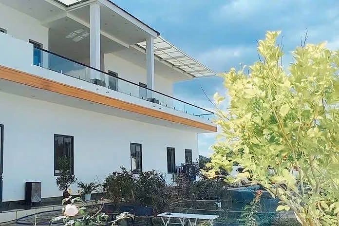 Mặt tiền nhà 1 trệt 1 lầu ngoại ô Đà Lạt, ban công lớn, cửa kính, sân lát gạch